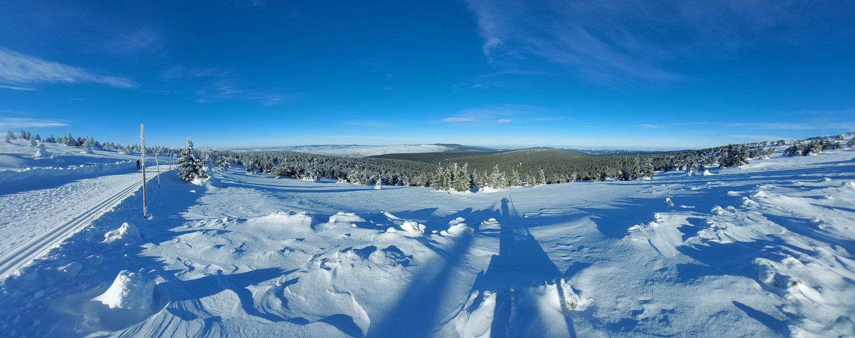 Kouzelnou zimní atmosféru si vychutnáte nejen na sjezdovkách ale i na skialpech a stovkách km upravených běžeckých tras.